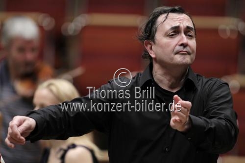 Franzsische Pianist Pierre-Laurent Aimard leitet Die Deutsche Kammerphilharmonie Bremen in Begleitung der jugoslawischen Pianistin Tamara Stefanovich in der Philharmonie Kln (© Thomas Brill)